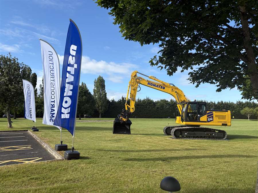小松 PC220LC-12 智能挖掘机（KOMATSU 旗帜展示）