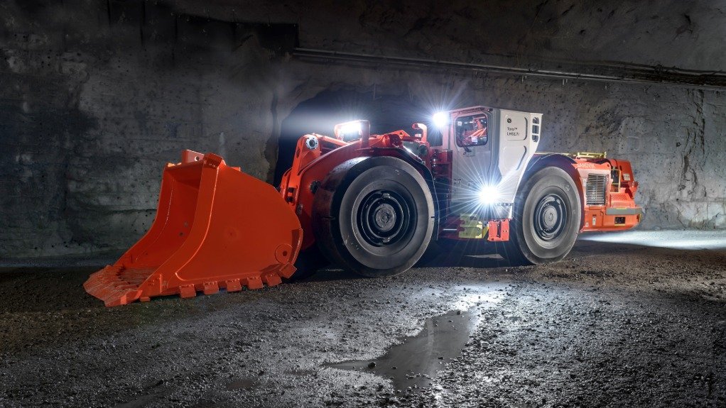 Sandvik 地下铲运机 LH621i 在 Karowe 巷道作业