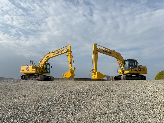 图为:小松PC200-11M2液压挖掘机